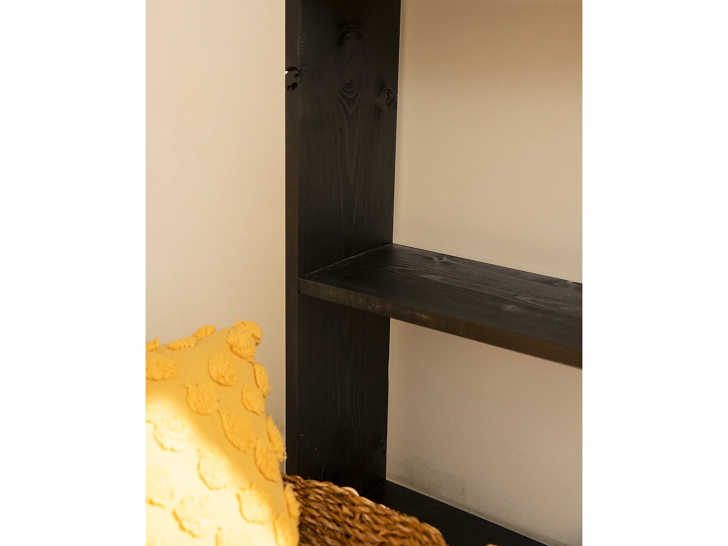 Estantería de madera maciza con 2 estantes negro - SAURA - DECOWOOD
