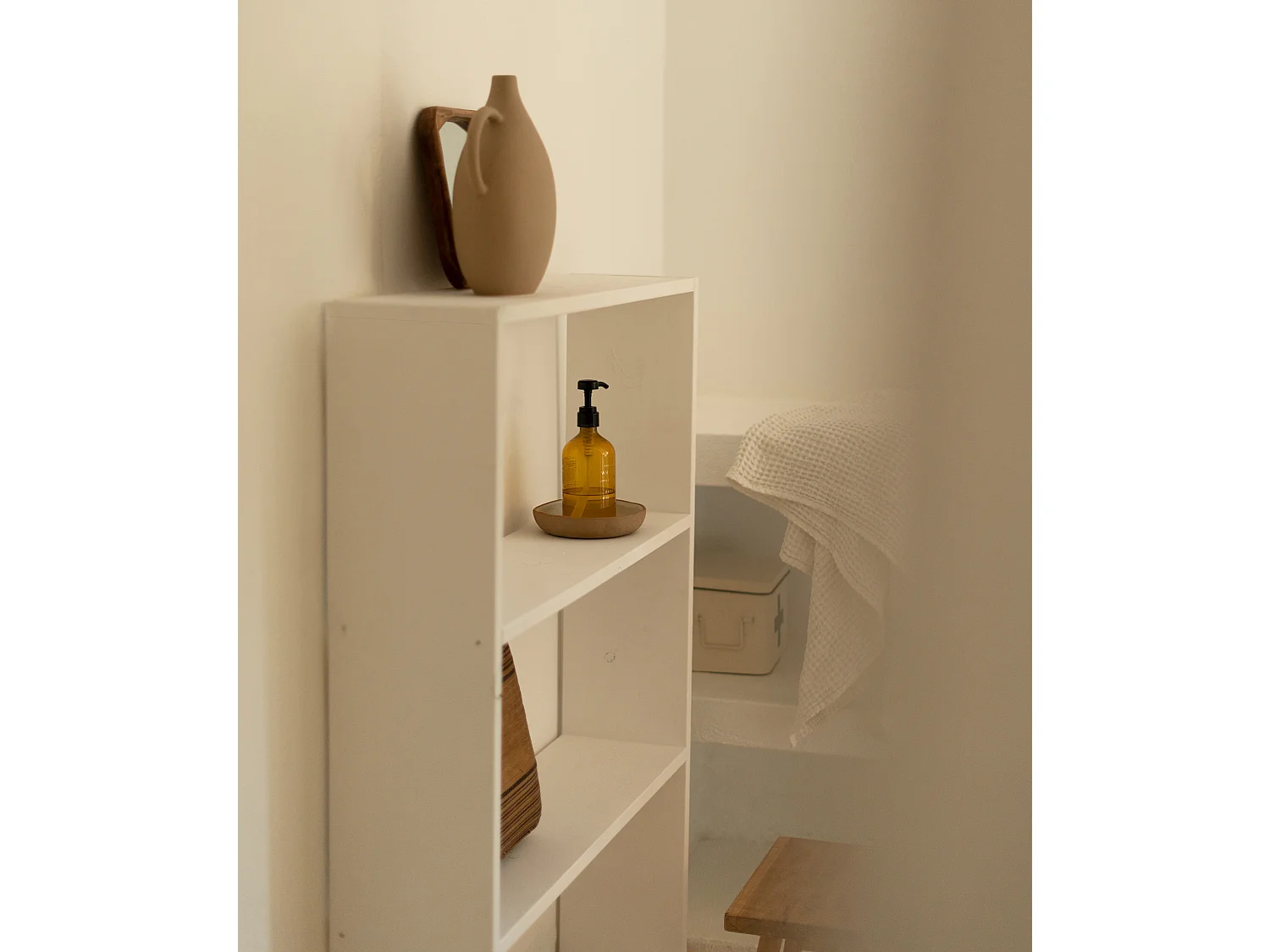 Scaffale in legno massello in tono bianco con 2 ripiani - SAURA - DECOWOOD