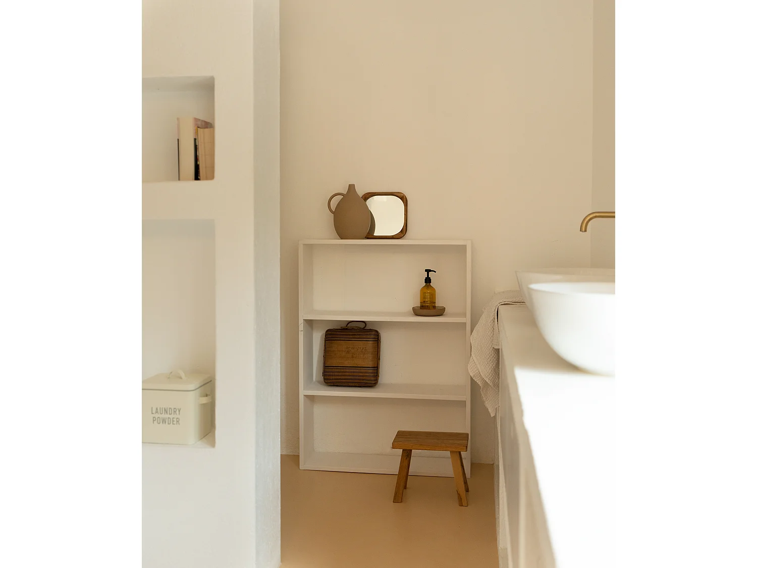 Scaffale in legno massello in tono bianco con 2 ripiani - SAURA - DECOWOOD