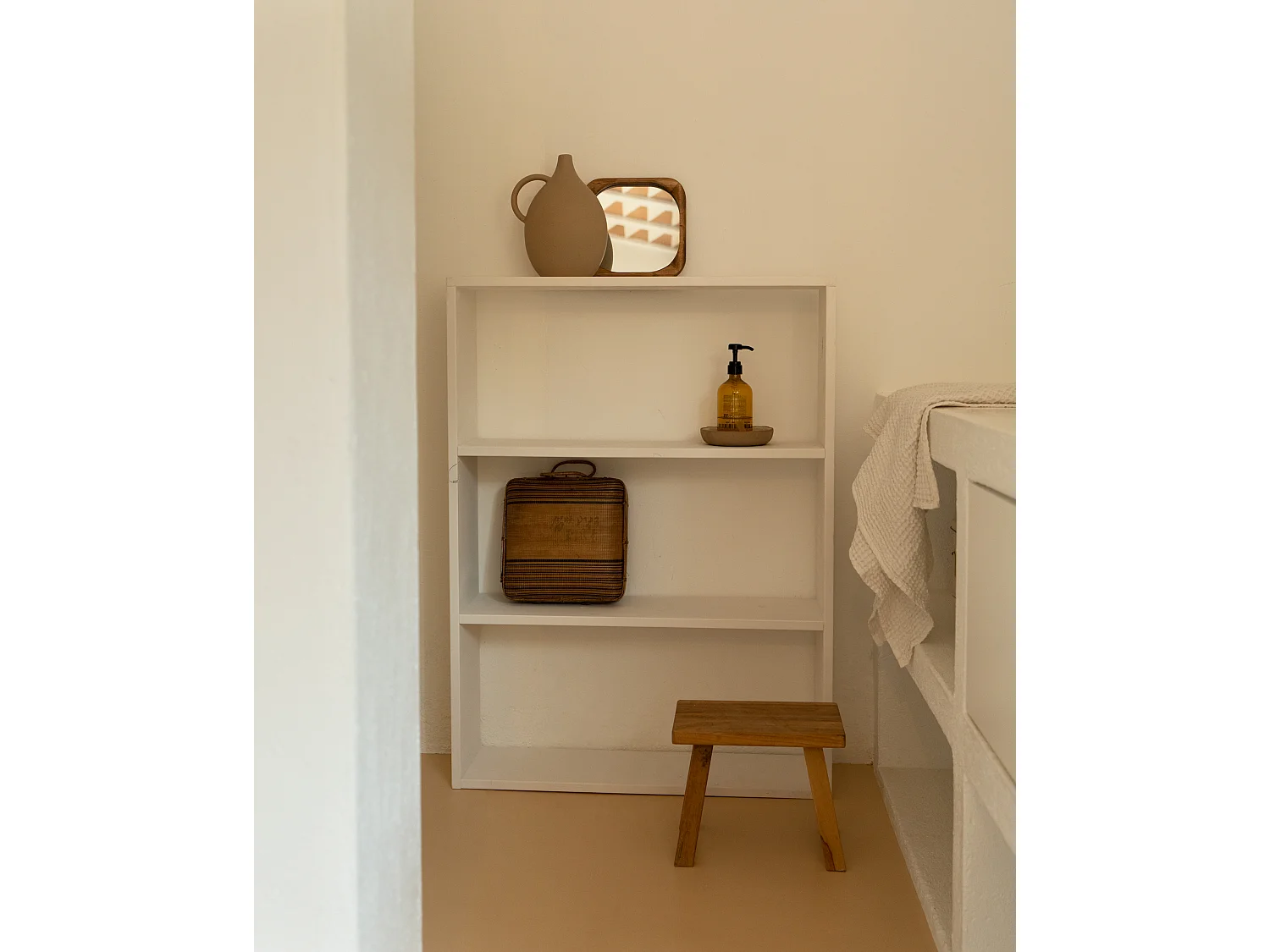 Scaffale in legno massello in tono bianco con 2 ripiani - SAURA - DECOWOOD