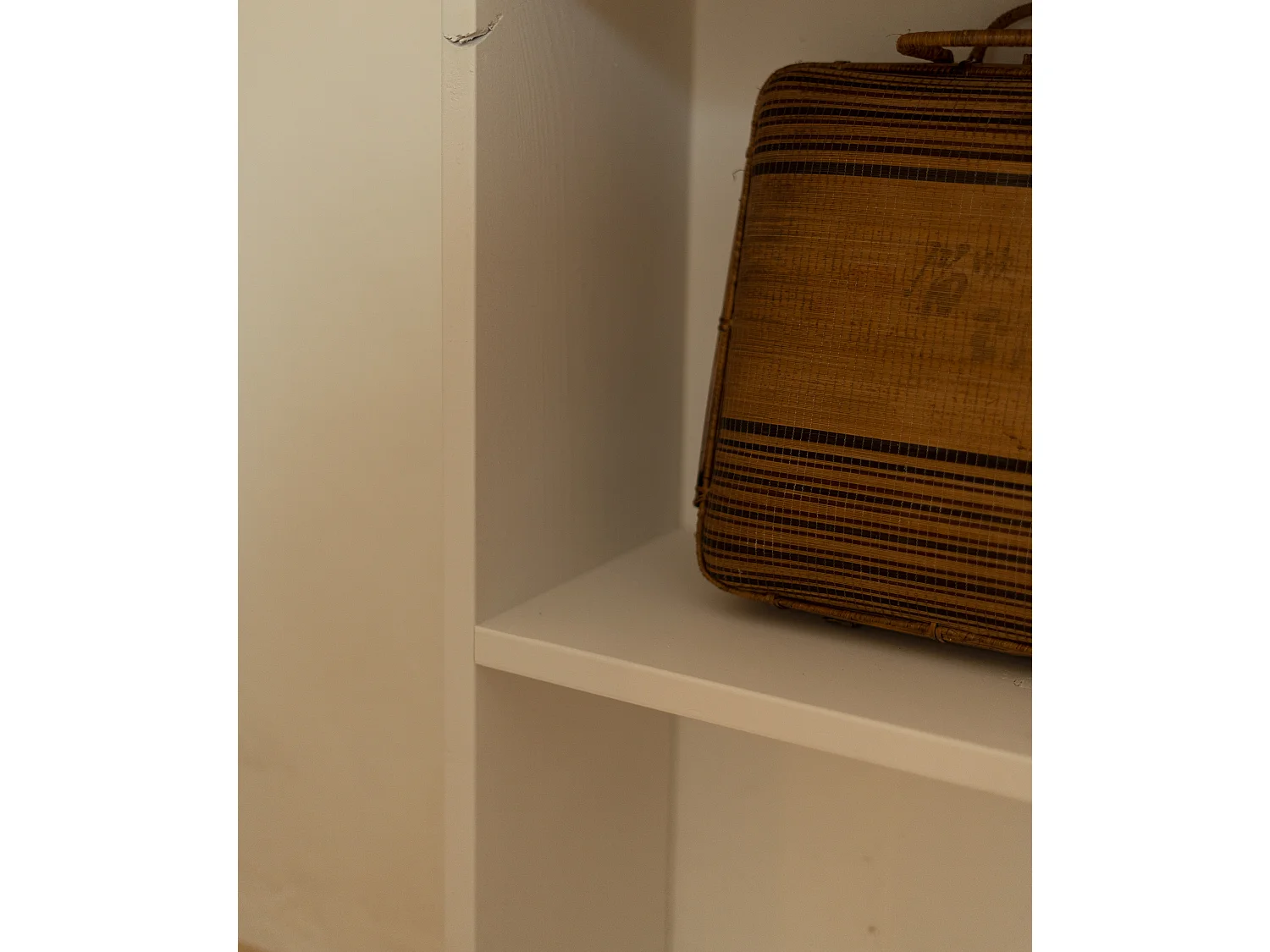 Scaffale in legno massello in tono bianco con 2 ripiani - SAURA - DECOWOOD