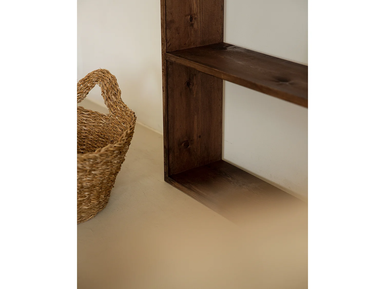 Estantería de madera maciza con 1 estante nogal - SAURA - DECOWOOD