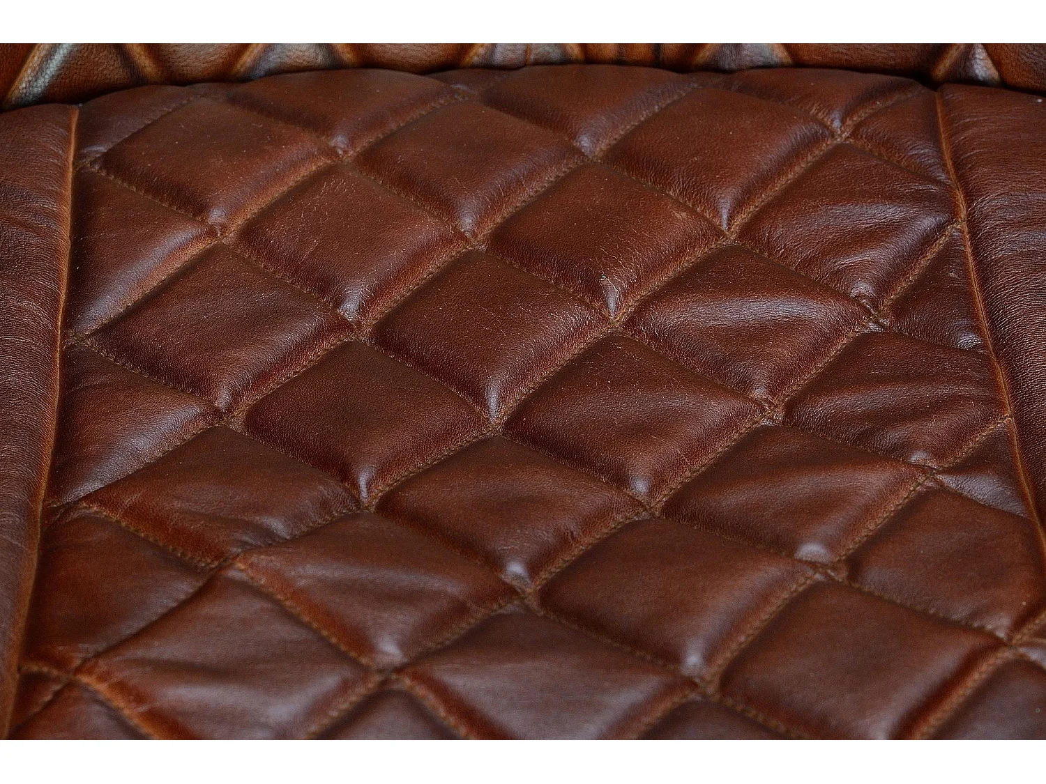 Chaise en cuir naturel avec pieds en métal