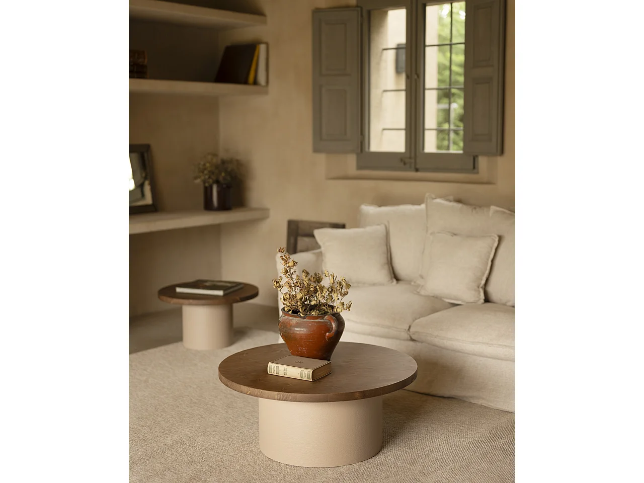 Tavolino rotondo in legno marrone e gamba microcemento terra 80x33cm