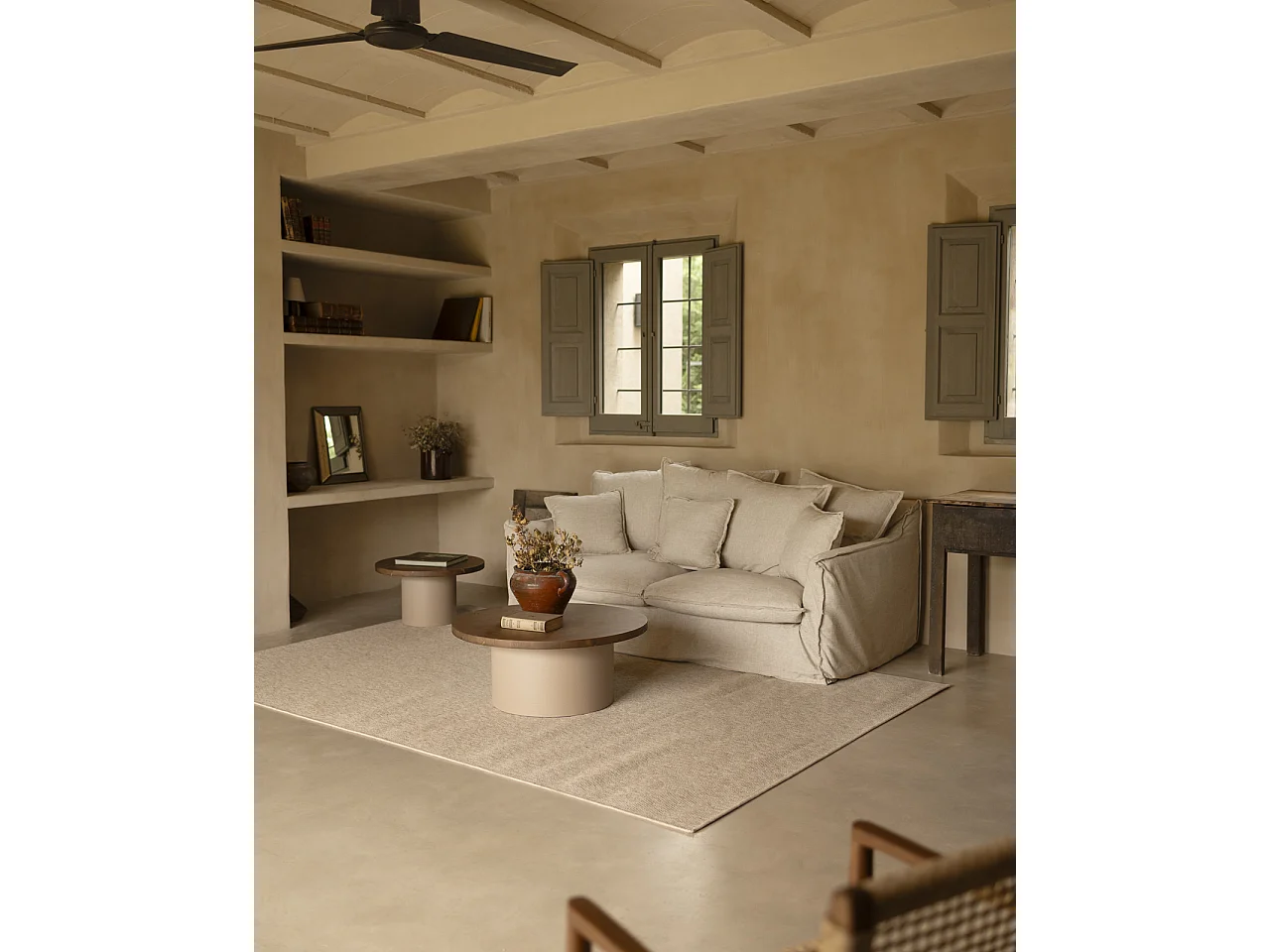 Tavolino rotondo in legno marrone e gamba microcemento terra 80x33cm