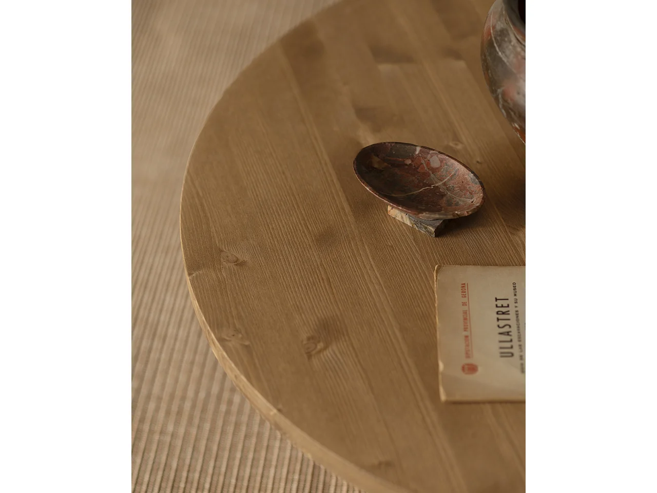 Mesa de centro redonda de madera maciza tono roble medio y pata de microcemento tono terracota DECOWOOD de Ø80x30cm - LUCÍA - DECOWOOD