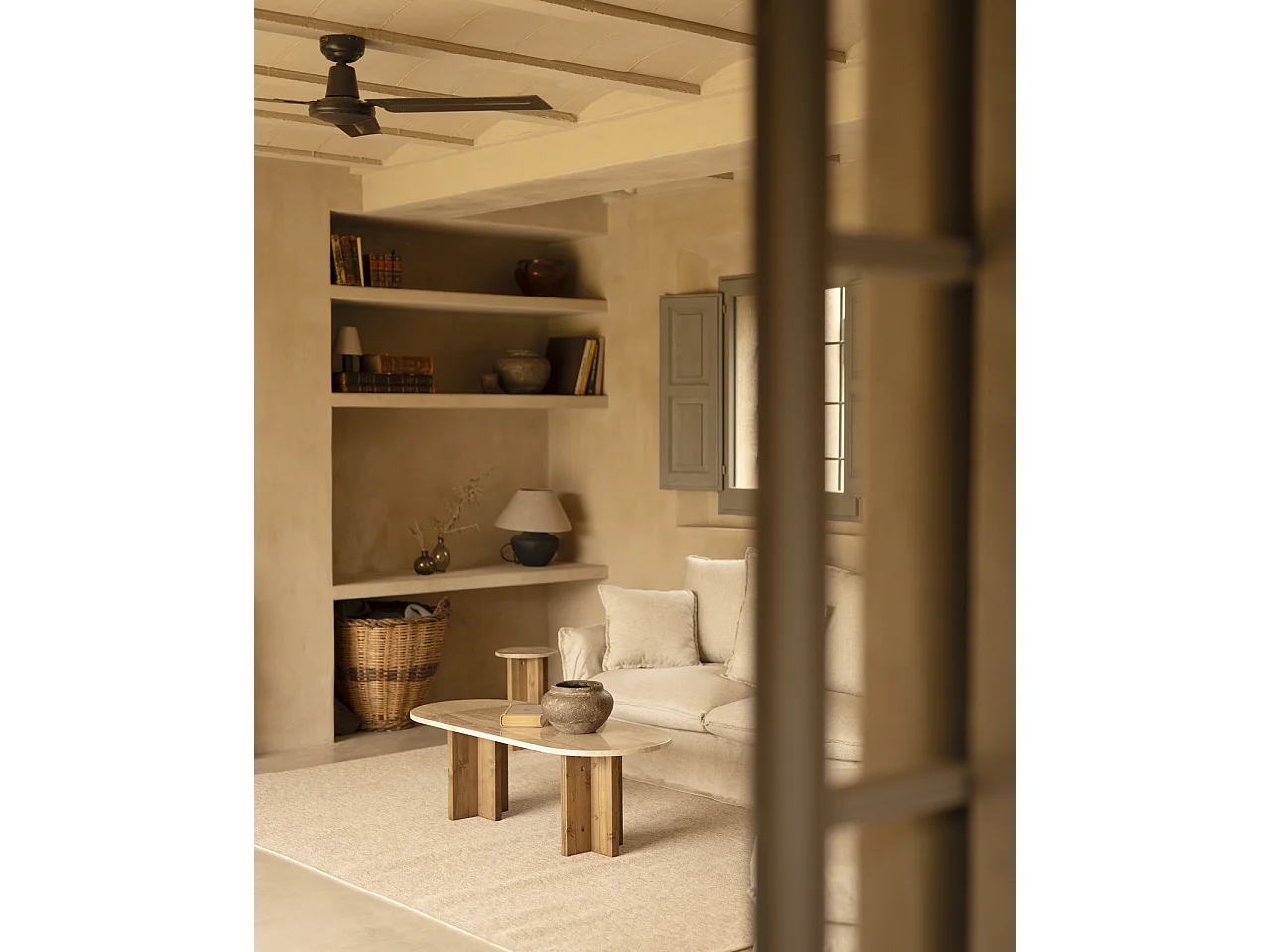 Tavolo ovale in marmo daino reale con gambe in legno massello 120x50cm