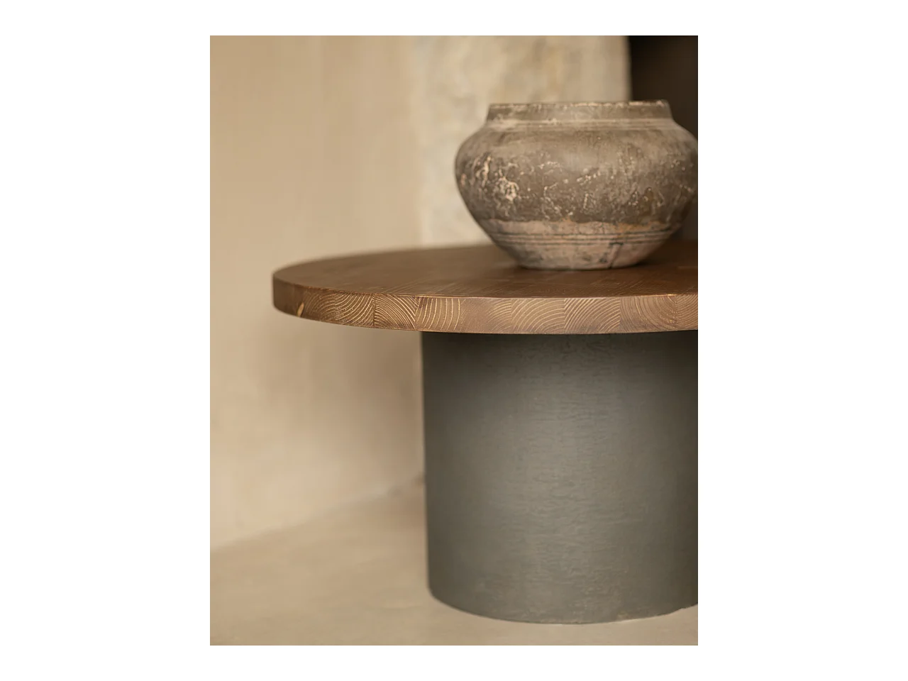 Mesa de centro redonda de madera maciza tono roble oscuro y pata de microcemento tono verde DECOWOOD de Ø60x30cm - LUCÍA - DECOWOOD