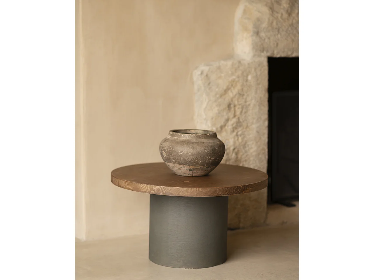 Mesa de centro redonda de madera maciza tono roble oscuro y pata de microcemento tono verde DECOWOOD de Ø60x30cm - LUCÍA - DECOWOOD