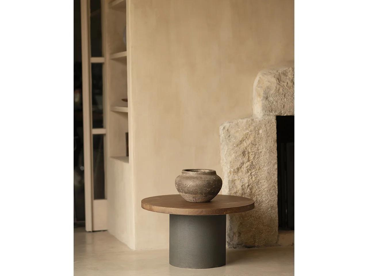 Mesa de centro redonda de madera maciza tono roble oscuro y pata de microcemento tono verde DECOWOOD de Ø60x30cm - LUCÍA - DECOWOOD