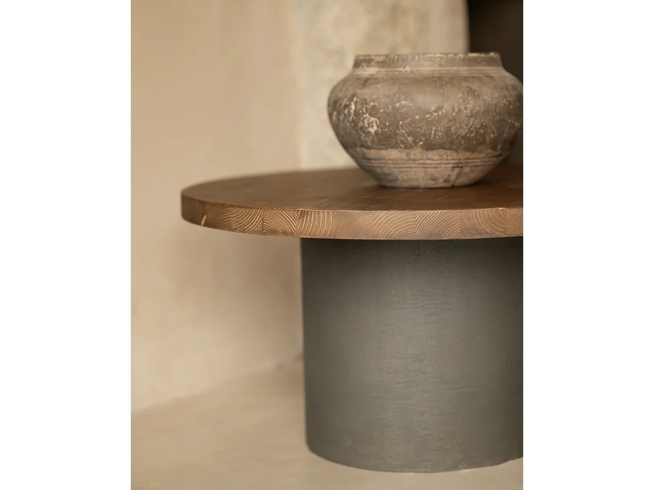 Mesa de centro redonda de madera maciza tono roble oscuro y pata de microcemento tono verde DECOWOOD de Ø60x30cm - LUCÍA - DECOWOOD