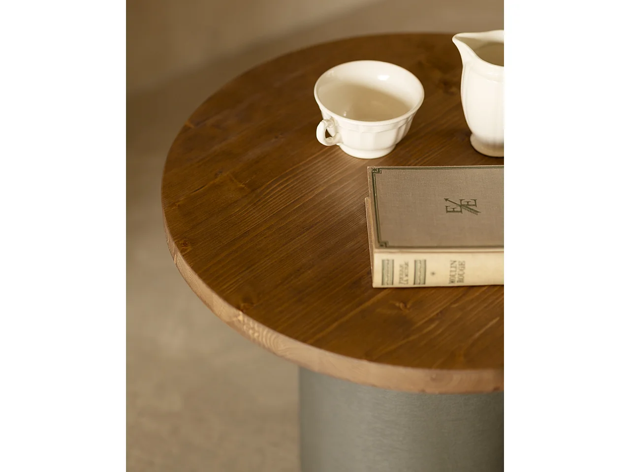 Mesa de centro redonda de madera maciza tono roble oscuro y pata de microcemento tono verde DECOWOOD de Ø60x30cm - LUCÍA - DECOWOOD