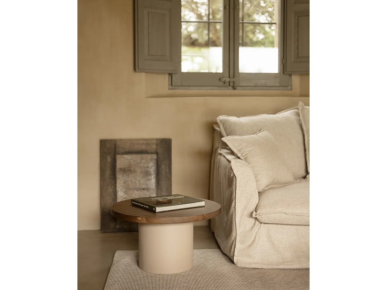 Tavolino rotondo in legno marrone e gamba microcemento terra 60x33cm