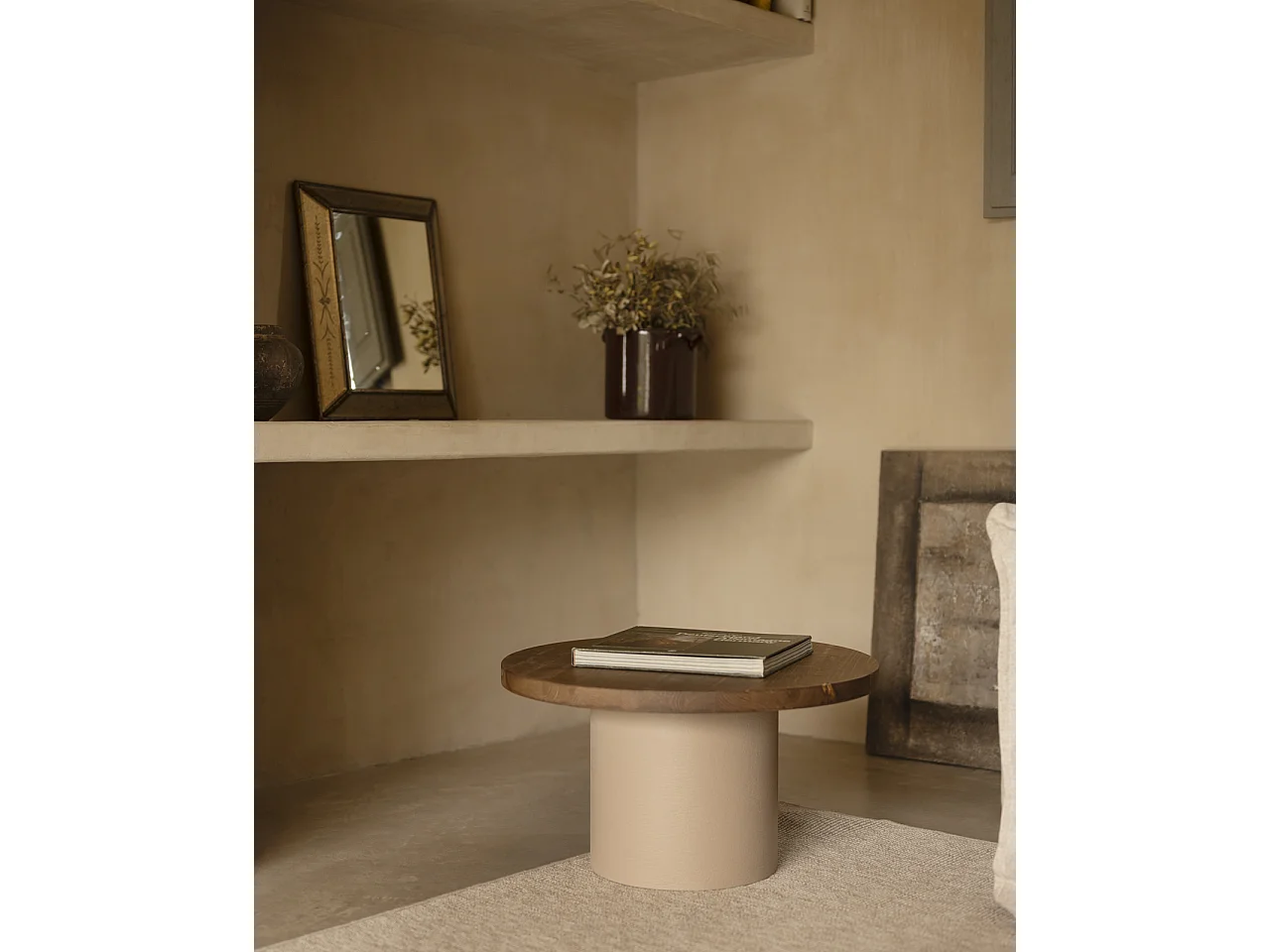 Tavolino rotondo in legno marrone e gamba microcemento terra 60x33cm