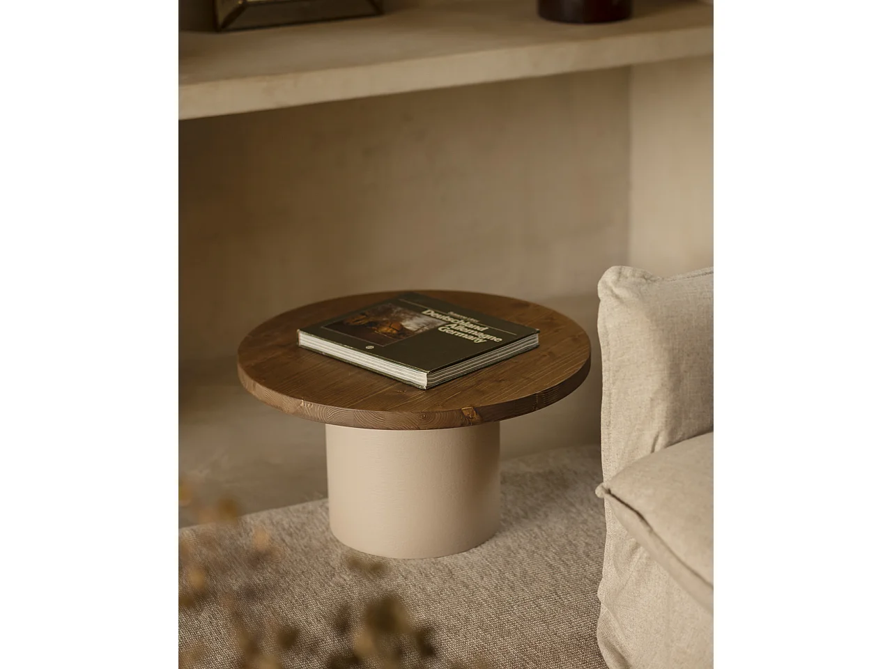 Tavolino rotondo in legno marrone e gamba microcemento terra 60x33cm