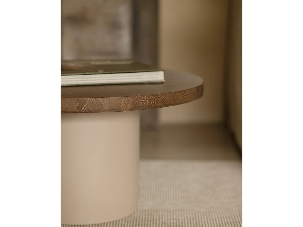 Tavolino rotondo in legno marrone e gamba microcemento terra 60x33cm