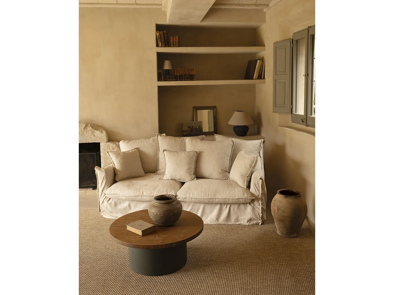 Mesa de centro redonda de madera maciza tono roble oscuro y pata de microcemento tono verde DECOWOOD de Ø80x30cm - LUCÍA - DECOWOOD