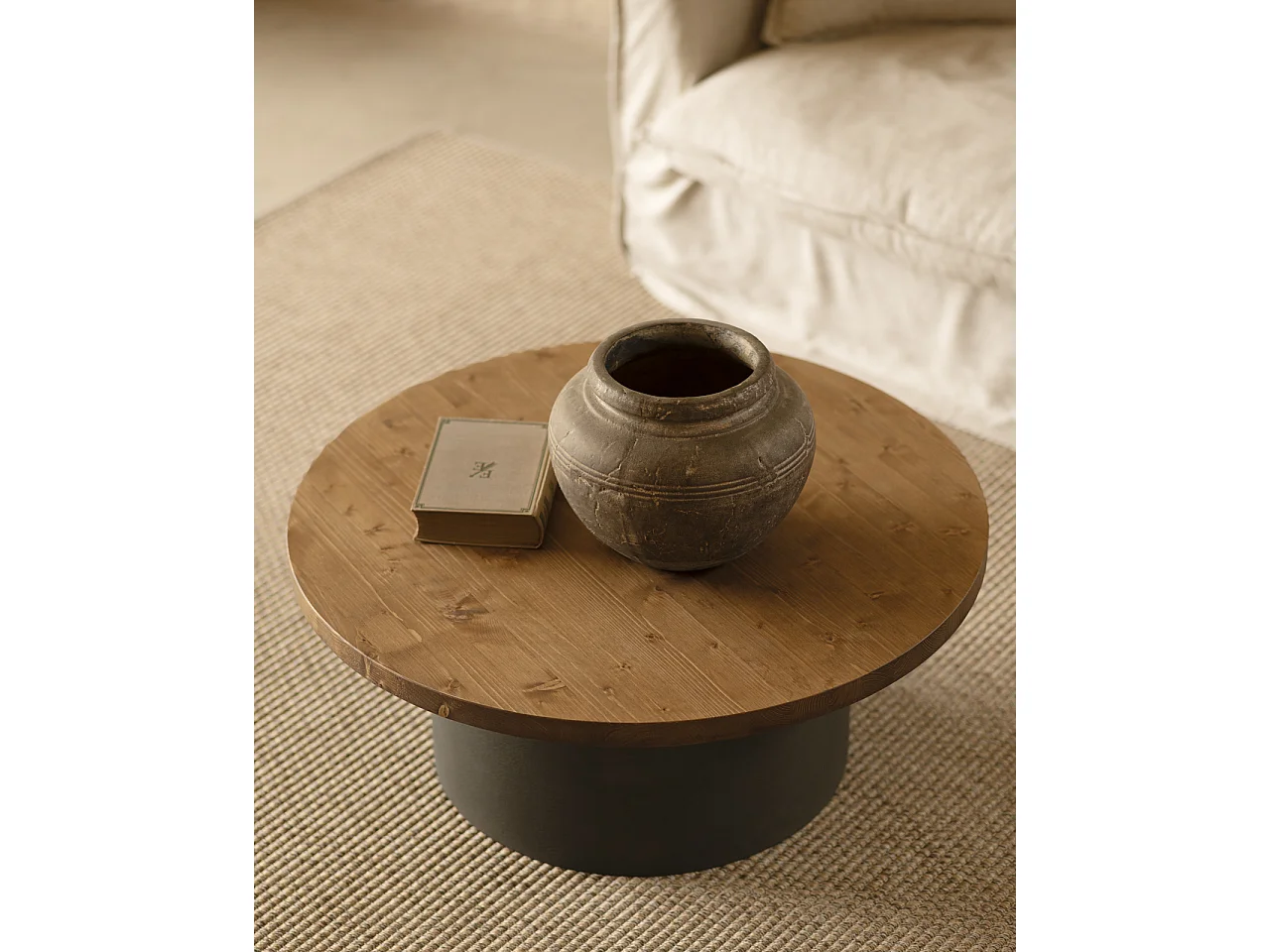 Mesa de centro redonda de madera maciza tono roble oscuro y pata de microcemento tono verde DECOWOOD de Ø80x30cm - LUCÍA - DECOWOOD