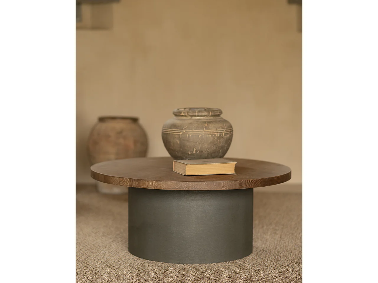 Mesa de centro redonda de madera maciza tono roble oscuro y pata de microcemento tono verde DECOWOOD de Ø80x30cm - LUCÍA - DECOWOOD