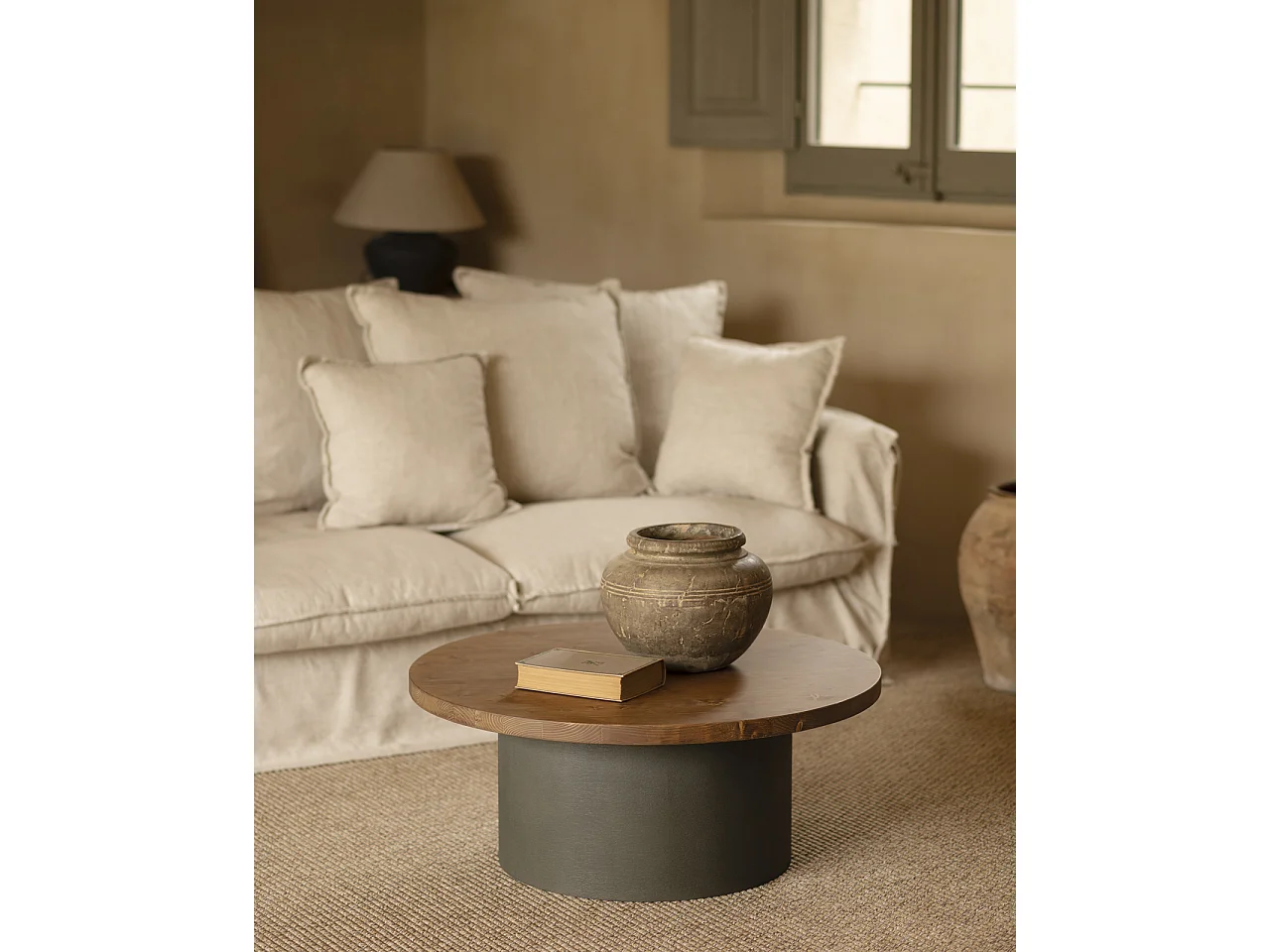 Mesa de centro redonda de madera maciza tono roble oscuro y pata de microcemento tono verde DECOWOOD de Ø80x30cm - LUCÍA - DECOWOOD