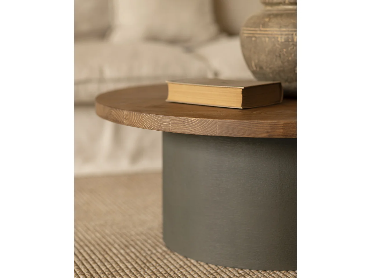 Mesa de centro redonda de madera maciza tono roble oscuro y pata de microcemento tono verde DECOWOOD de Ø80x30cm - LUCÍA - DECOWOOD