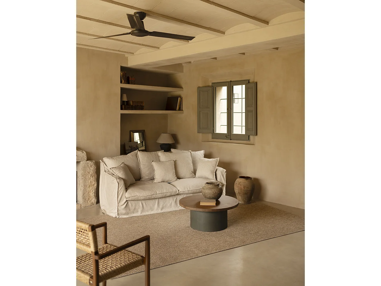 Mesa de centro redonda de madera maciza tono roble oscuro y pata de microcemento tono verde DECOWOOD de Ø80x30cm - LUCÍA - DECOWOOD