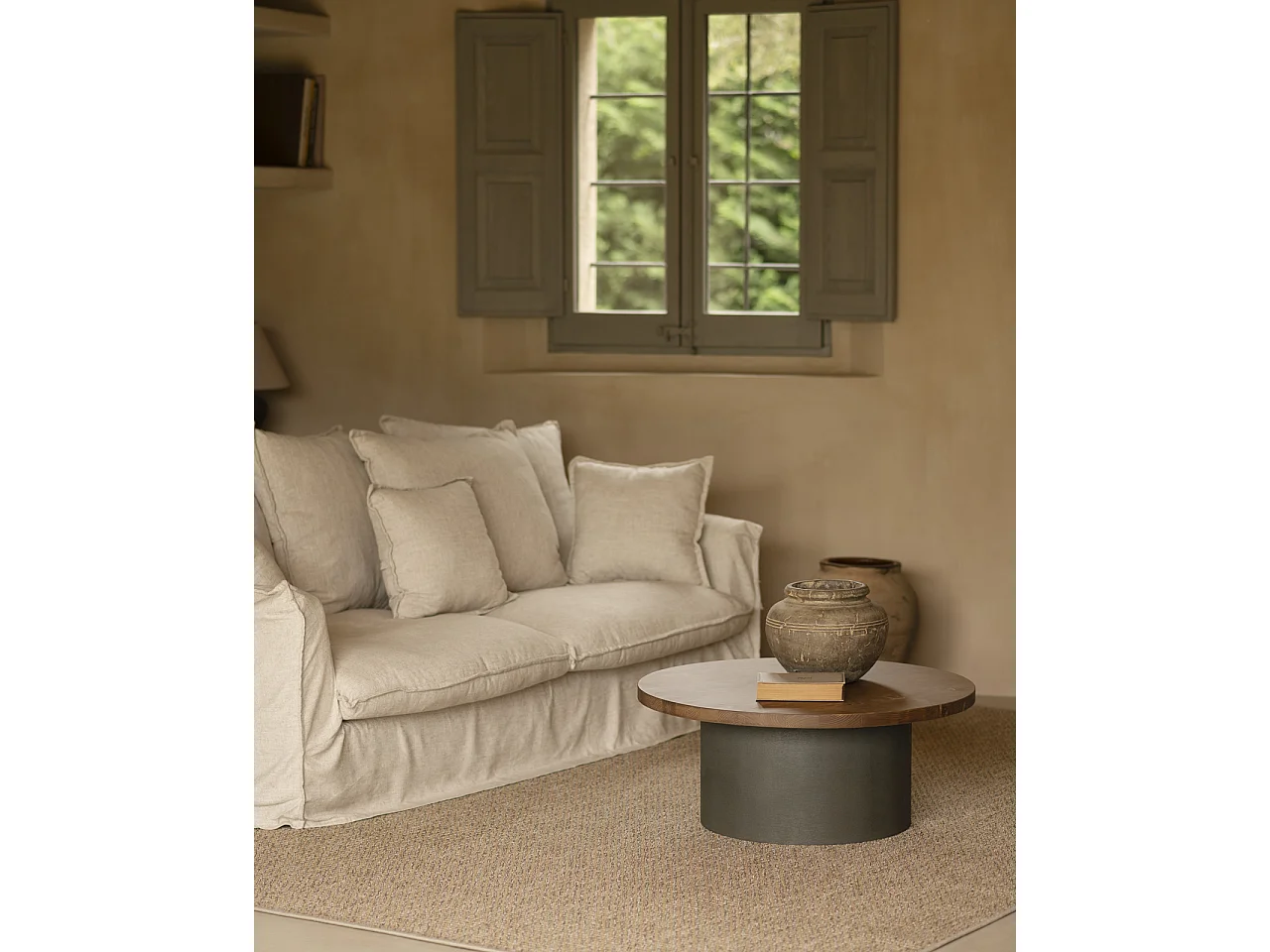 Mesa de centro redonda de madera maciza tono roble oscuro y pata de microcemento tono verde DECOWOOD de Ø80x30cm - LUCÍA - DECOWOOD