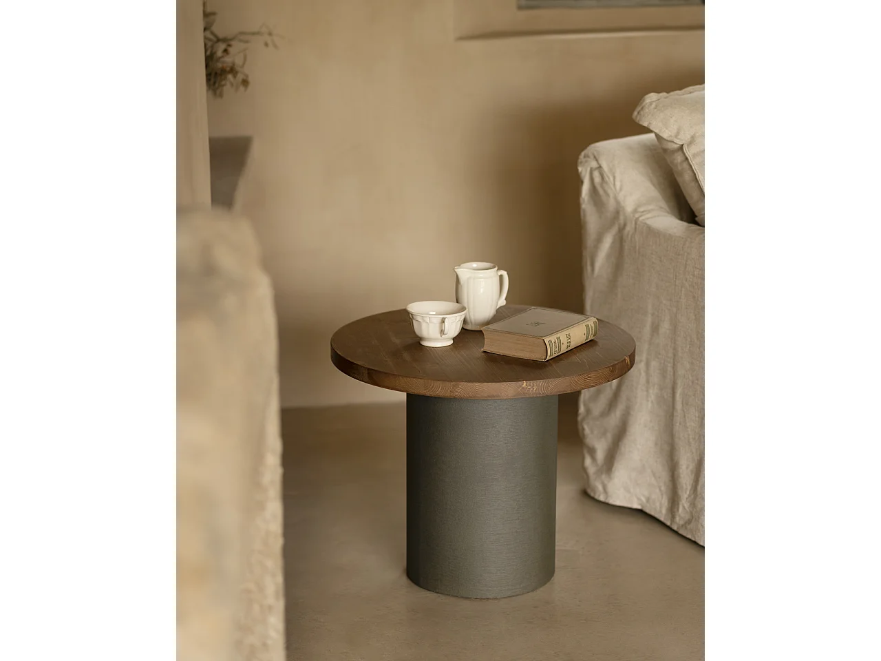 Mesa de centro redonda de madera maciza tono roble oscuro y pata de microcemento tono verde DECOWOOD de Ø60x45cm - LUCÍA - DECOWOOD