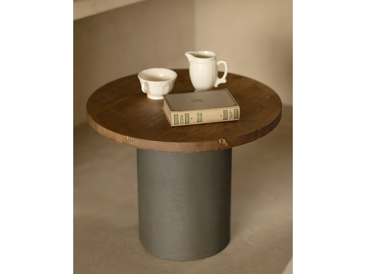 Mesa de centro redonda de madera maciza tono roble oscuro y pata de microcemento tono verde DECOWOOD de Ø60x45cm - LUCÍA - DECOWOOD