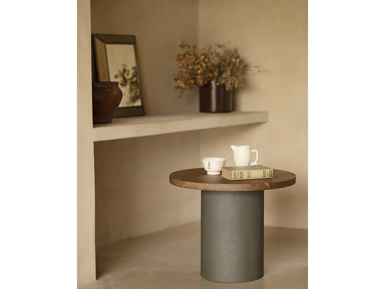 Mesa de centro redonda de madera maciza tono roble oscuro y pata de microcemento tono verde DECOWOOD de Ø60x45cm - LUCÍA - DECOWOOD