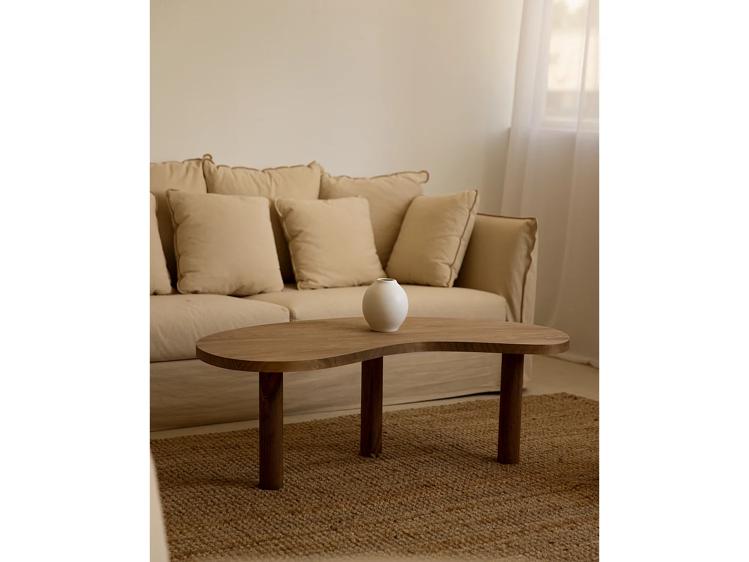 Mesa de centro de madera maciza de forma orgánica Decowood con tres patas en color roble oscuro de 100x40cm - GINA - DECOWOOD