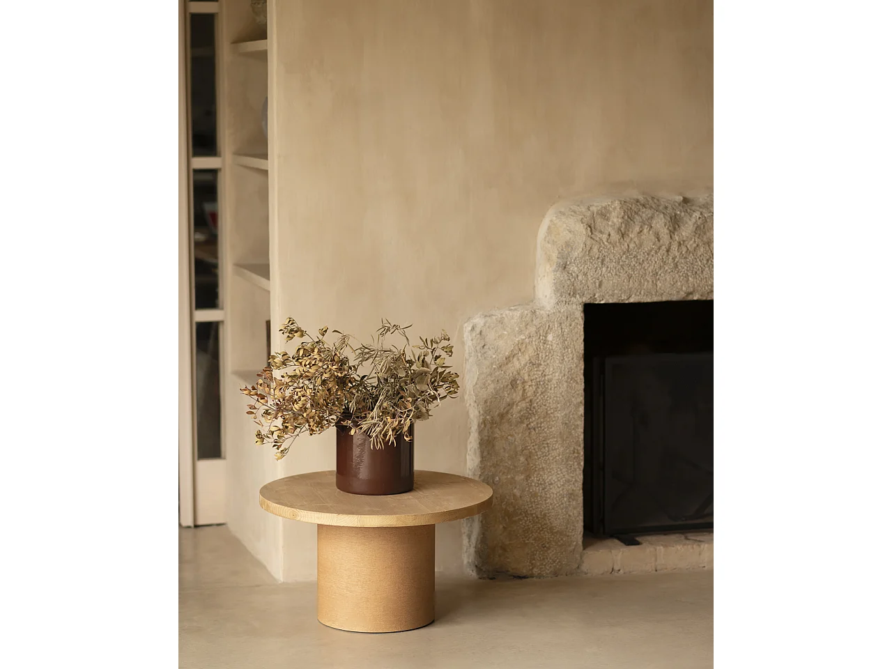 Mesa de centro redonda de madera maciza tono roble medio y pata de microcemento tono terracota DECOWOOD de Ø60x45cm - LUCÍA - DECOWOOD