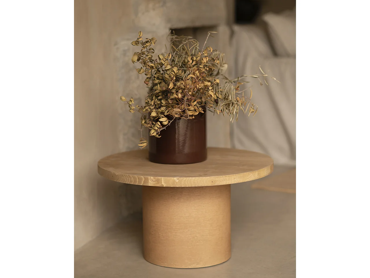 Mesa de centro redonda de madera maciza tono roble medio y pata de microcemento tono terracota DECOWOOD de Ø60x45cm - LUCÍA - DECOWOOD