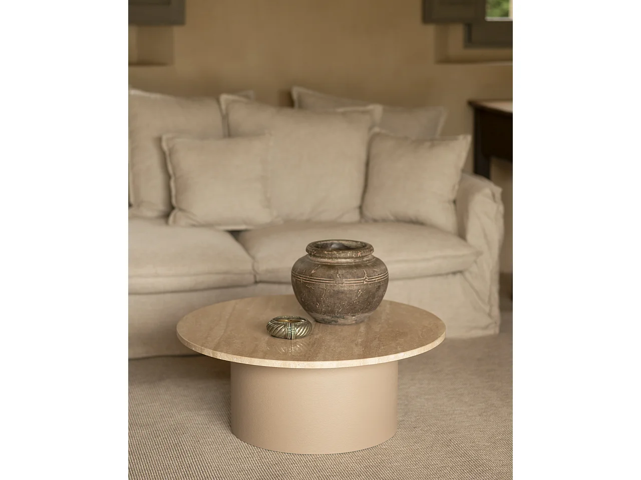 Mesa de centro redonda de mármol travertino y patas de microcemento tono beige DECOWOOD de Ø80x30cm - LUCÍA - DECOWOOD