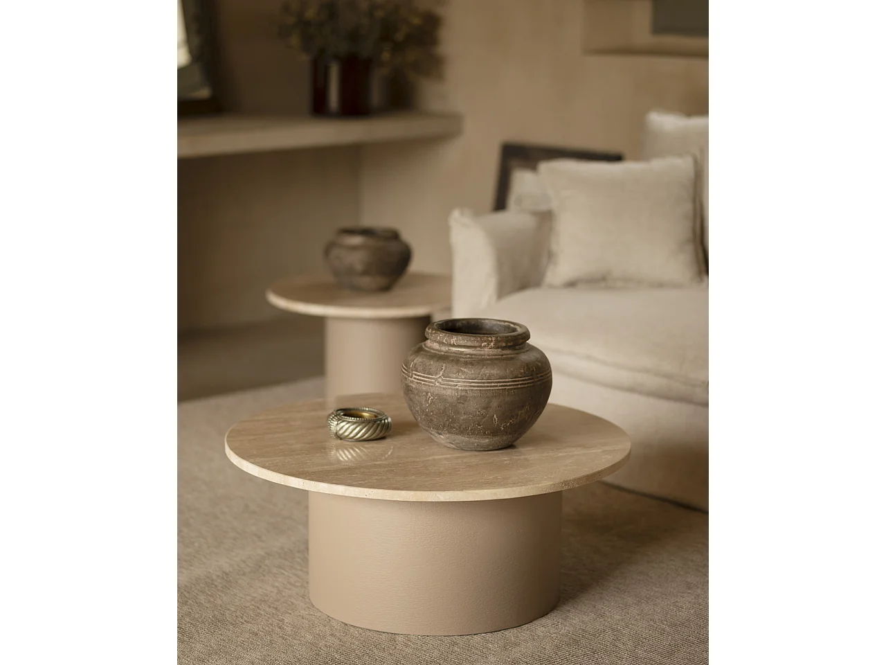 Mesa de centro redonda de mármol travertino y patas de microcemento tono beige DECOWOOD de Ø80x30cm - LUCÍA - DECOWOOD