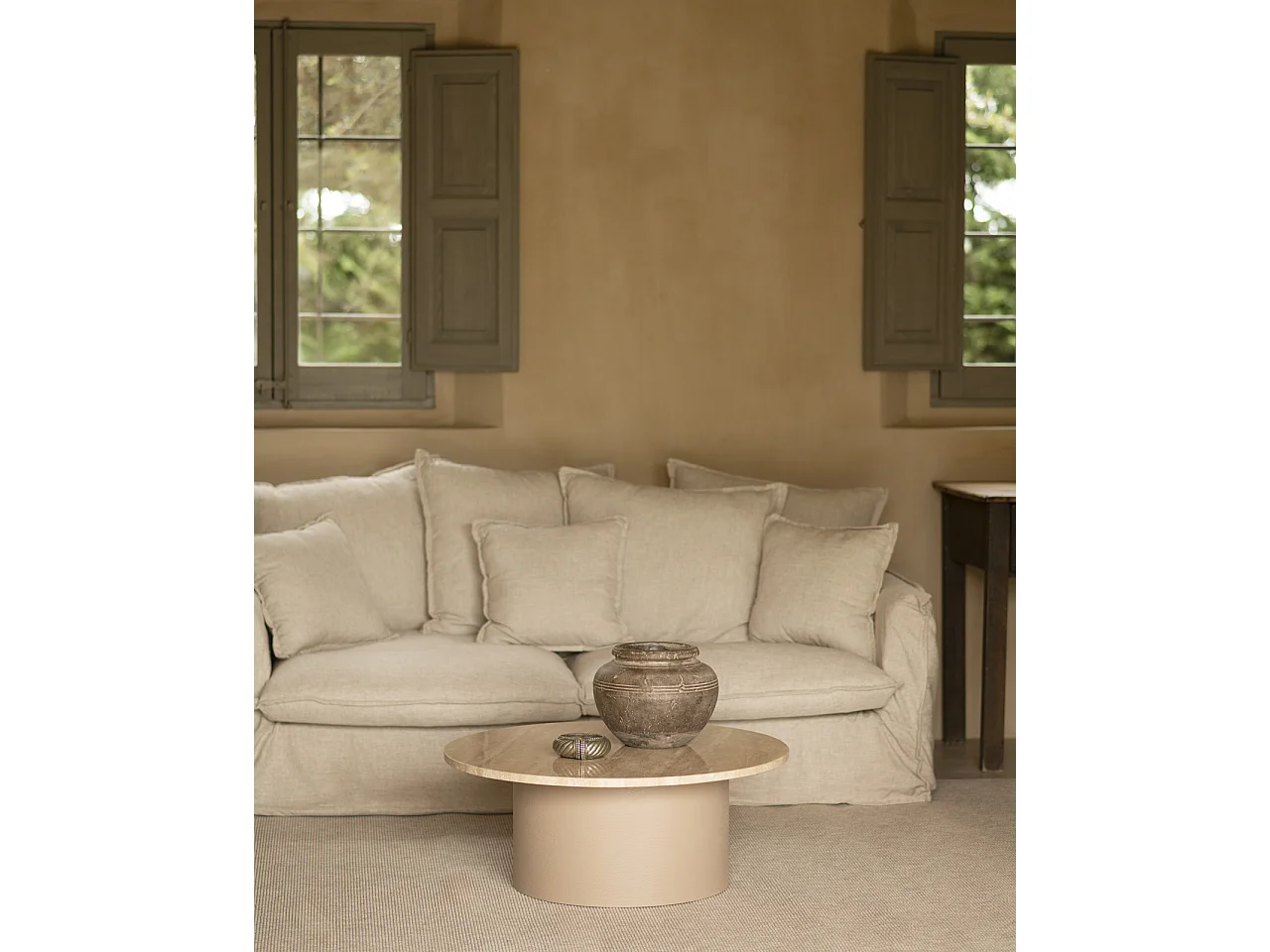 Mesa de centro redonda de mármol travertino y patas de microcemento tono beige DECOWOOD de Ø80x30cm - LUCÍA - DECOWOOD