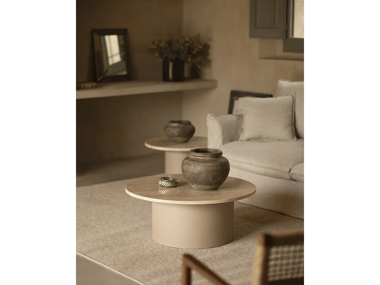 Mesa de centro redonda de mármol travertino y patas de microcemento tono beige DECOWOOD de Ø80x30cm - LUCÍA - DECOWOOD