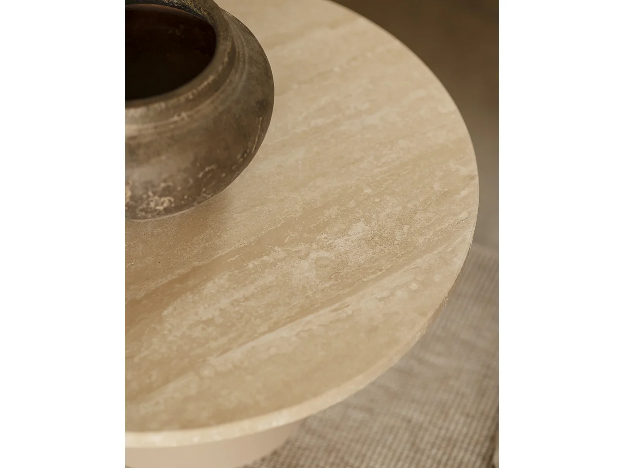 Mesa de centro redonda de mármol travertino y patas de microcemento tono beige DECOWOOD de Ø80x30cm - LUCÍA - DECOWOOD