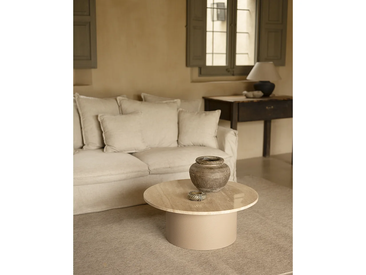 Mesa de centro redonda de mármol travertino y patas de microcemento tono beige DECOWOOD de Ø80x30cm - LUCÍA - DECOWOOD