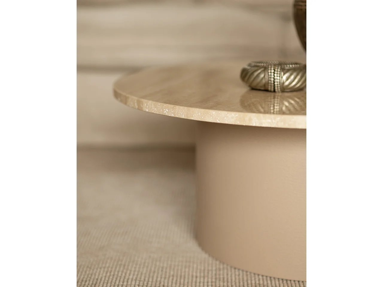 Mesa de centro redonda de mármol travertino y patas de microcemento tono beige DECOWOOD de Ø80x30cm - LUCÍA - DECOWOOD