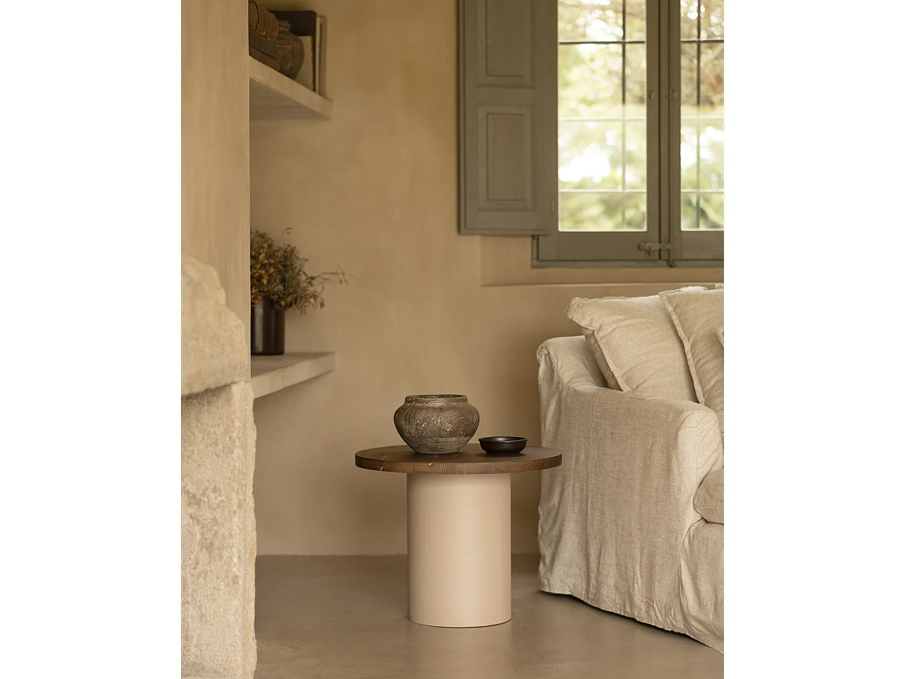 Mesa de centro redonda de madera maciza tono roble oscuro y pata de microcemento tono tierra DECOWOOD de Ø60x45cm - LUCÍA - DECOWOOD