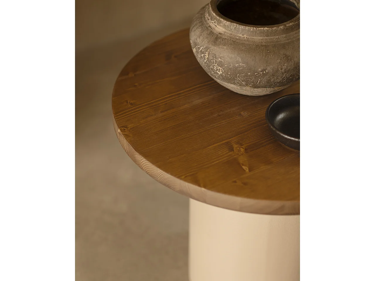 Mesa de centro redonda de madera maciza tono roble oscuro y pata de microcemento tono tierra DECOWOOD de Ø60x45cm - LUCÍA - DECOWOOD