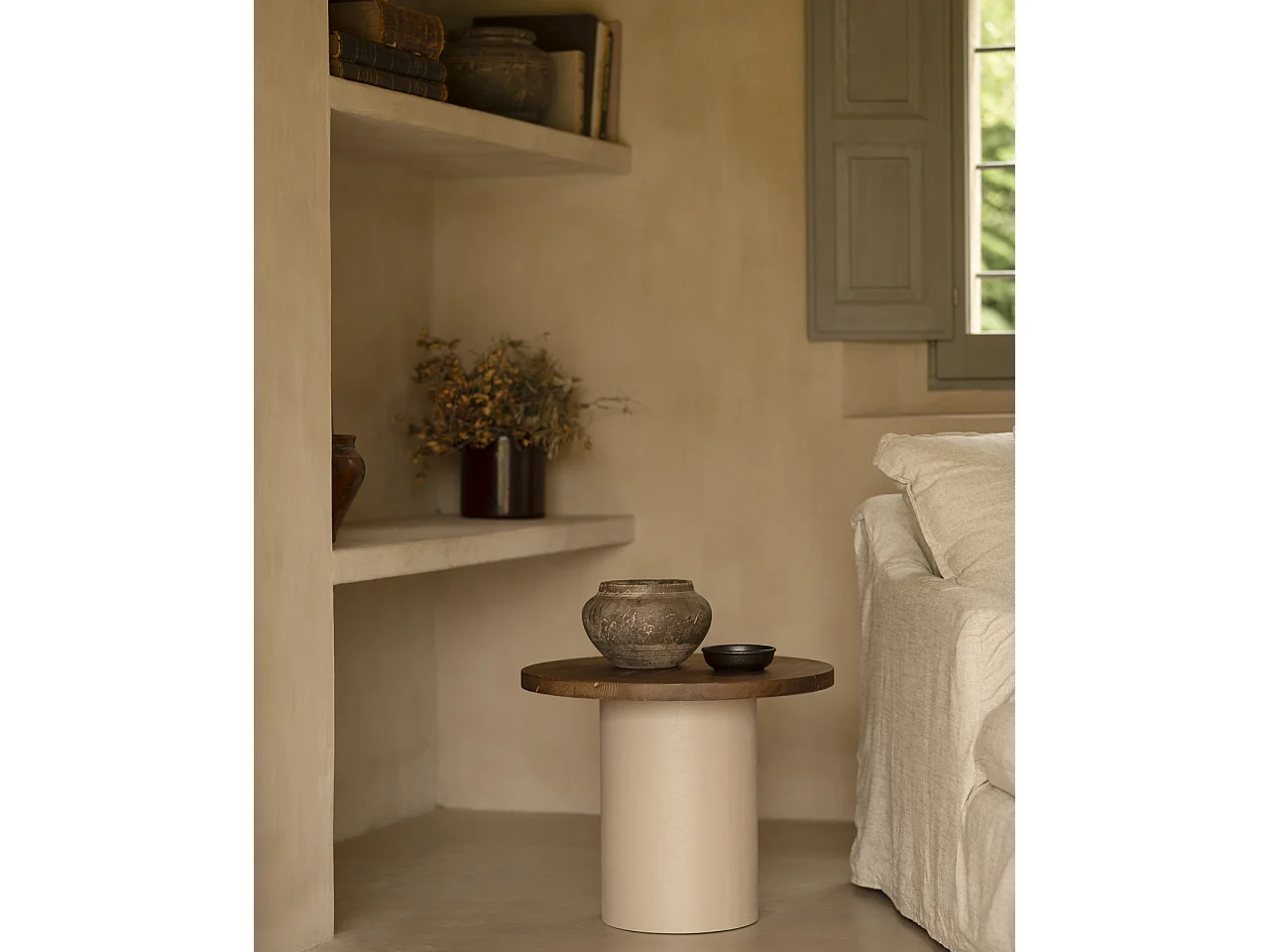 Mesa de centro redonda de madera maciza tono roble oscuro y pata de microcemento tono tierra DECOWOOD de Ø60x45cm - LUCÍA - DECOWOOD