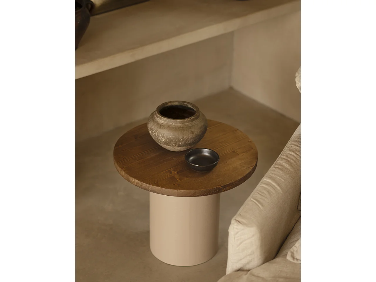 Tavolino rotondo in legno marrone e gamba microcemento terra 60x48cm