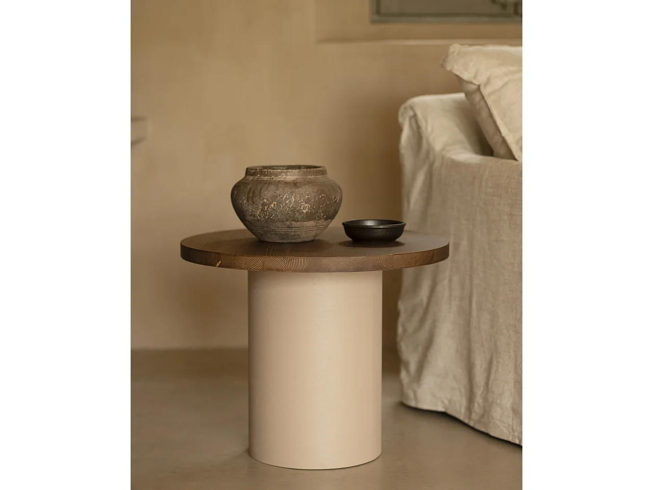 Tavolino rotondo in legno marrone e gamba microcemento terra 60x48cm