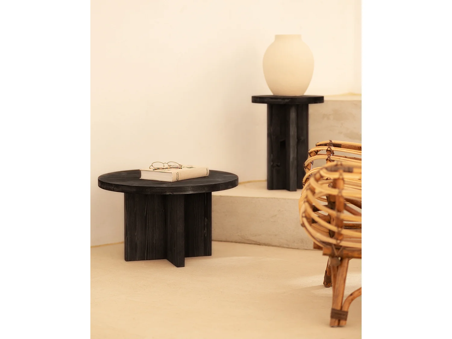 Table basse ronde en bois de sapin noire Ø80x33,2cm - TOKYO - DECOWOOD