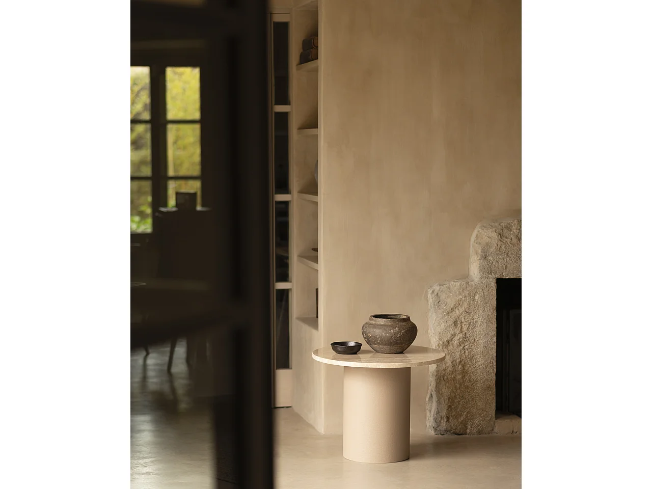 Table basse ronde en marbre travertin avec pieds en microciment teinte beige 45x60cm - LUCÍA - DECOWOOD