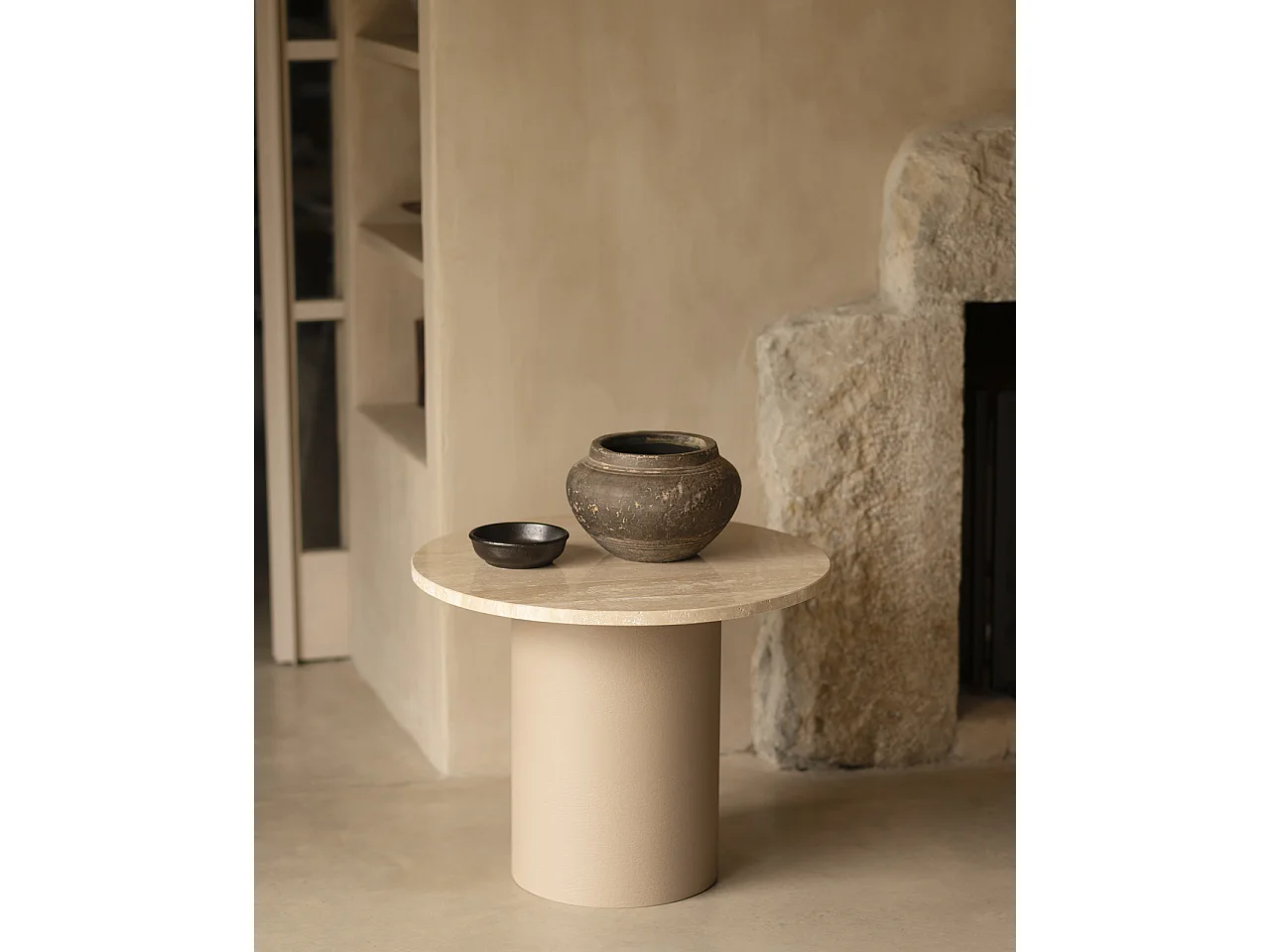 Table basse ronde en marbre travertin avec pieds en microciment teinte beige 45x60cm - LUCÍA - DECOWOOD