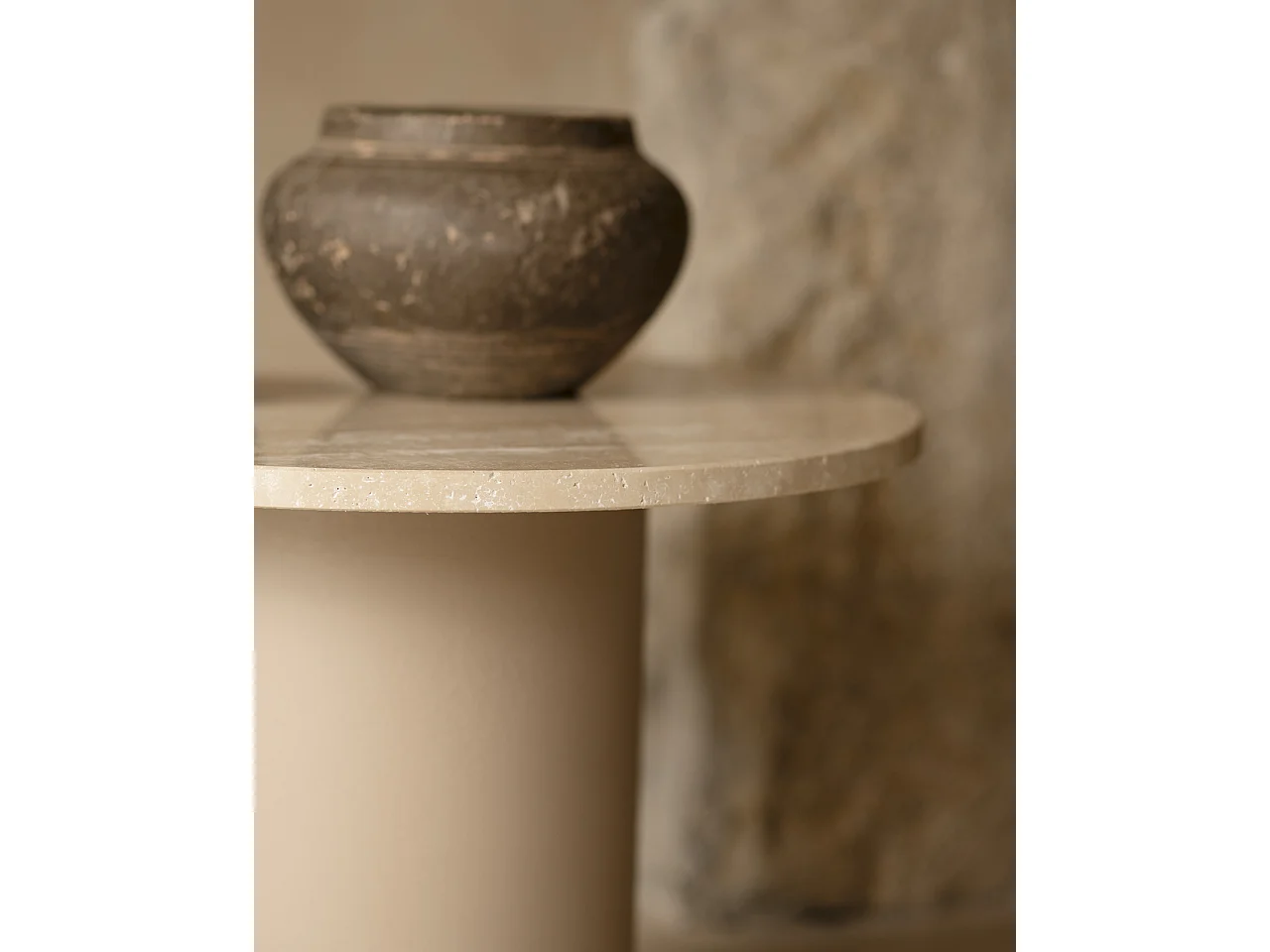 Mesa de centro redonda de mármol travertino y patas de microcemento tono beige DECOWOOD de Ø60x45cm - LUCÍA - DECOWOOD