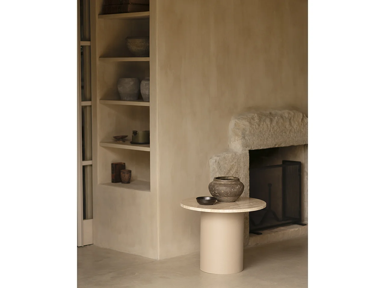 Mesa de centro redonda de mármol travertino y patas de microcemento tono beige DECOWOOD de Ø60x45cm - LUCÍA - DECOWOOD